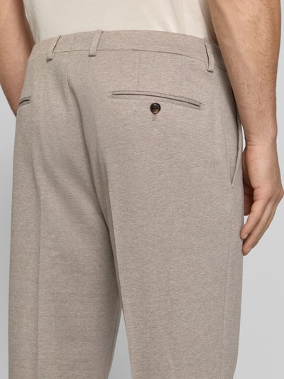 Männermodel trägt Slim Fit Anzughose mit Bügelfalten Modell 'Brad' von JOOP! Collection in Beige, Viskose-Mix, Detailaufnahme Rückansicht.