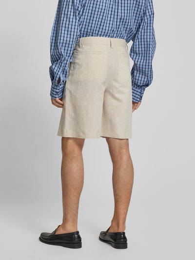 Männermodel trägt Straight Fit Shorts mit Leinen-Anteil von MAISON KITSUNÉ, Baumwoll-Mix, cremefarben, Bundfalten, Rückansicht Ganzkörperansicht.