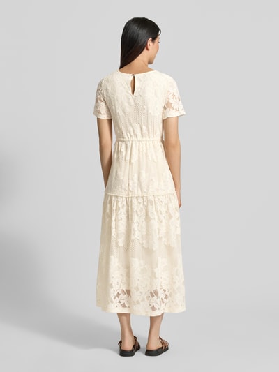 Frauenmodel trägt Midikleid aus Spitze mit Rundhalsausschnitt von Zero, cremefarben, Baumwoll-Mix, A-Linie, Rückenlänge 125 cm, Ganzkörperansicht Rückansicht.