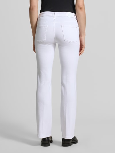 Kobiece model prezentuje Flared Jeans im 5-Pocket-Design Modell 'PARIS' od Cambio, białe, mieszanka bawełny z dodatkiem streczu, szerokość w rozmiarze 36: 36 cm, długość wewnętrzna nogawki w rozmiarze 36: 81 cm, zapięcie na guzik i zamek błyskawiczny, fason rozkloszowany, widok całej sylwetki od tyłu.