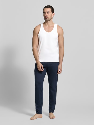 Männermodel trägt Regular Fit Tank Top aus reiner Baumwolle im 3er-Pack von Tommy Hilfiger, Optik: Unifarben, Logo-Stitching, breite Träger, Ganzkörperansicht von vorne