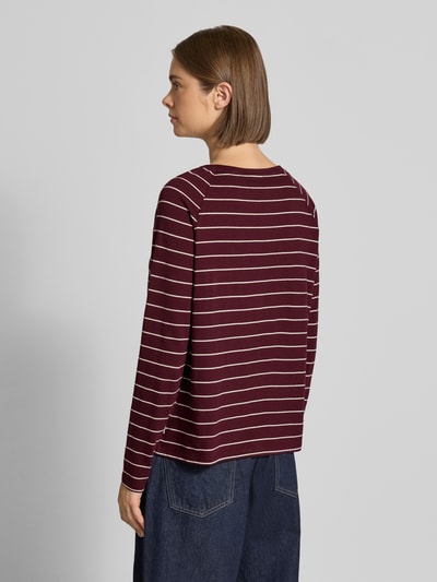 Frauenmodel trägt Regular Fit Langarmshirt aus reiner Baumwolle von Marc O'Polo DENIM, weinrot mit weißen Streifen, Ganzkörperansicht Rückansicht.