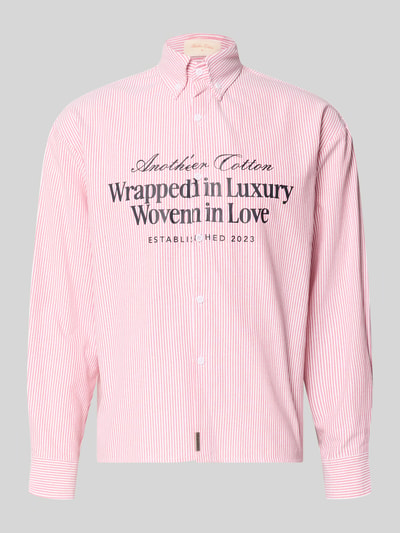 Produktfoto, Regular Fit Freizeithemd mit Button-Down-Kragen von ANOTHER COTTON LAB, rosa-weiß gestreift, Baumwoll-Mix, Label-Print auf Front