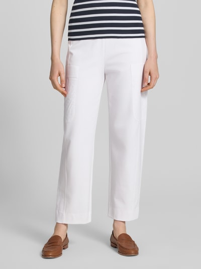 Frauenmodel trägt Hose mit aufgesetzten Taschen und elastischem Bund von Marc Cain, weiß, Baumwoll-Mix, Relaxed Fit, Nahaufnahme Oberkörper.