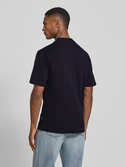 Männermodel trägt Strickshirt mit V-Ausschnitt Modell 'MILANO' von Jack & Jones Premium in Dunkelblau, Rückansicht, Ganzkörperansicht.