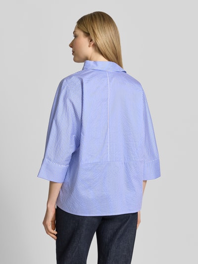 Frauenmodel trägt Regular Fit Hemdbluse mit durchgängiger Knopfleiste von Christian Berg Woman, blau-weiß gestreift, reine Baumwolle, Hemdblusenkragen, Halbarm, Rückenlänge bei Größe 36: 64 cm, Ganzkörperansicht Rückansicht.