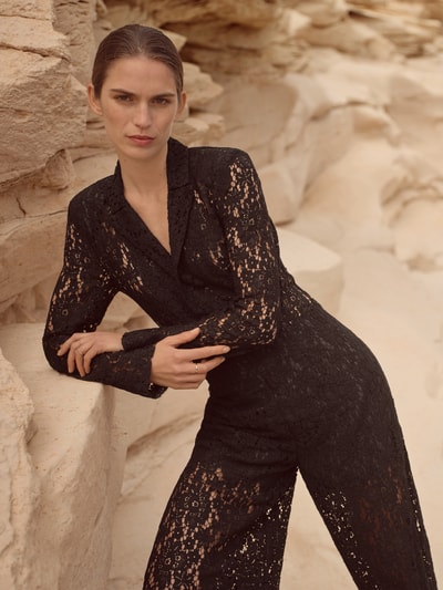 Jake*s Cocktail Spodnie koktajlowe o luźnym kroju z haftem angielskim Czarny 6