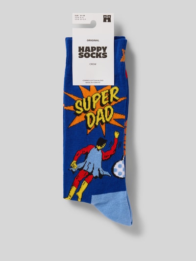 Produktfoto, Skarpety z mieszanki bawełny i elastanu Model 'FLYING SUPER DAD' od Happy Socks, kolor niebieski z komiksowym wzorem, elastyczny prążkowany ściągacz, detale label, kontekst: skarpety męskie