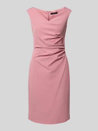Produktfoto, Knielanges Cocktailkleid mit Raffungen von Vera Mont, różowy materiał, prosty krój, z dodatkiem streczu, długość do kolan, dekolt w serek, marszczenia, długość tyłu w rozmiarze 36: 99 cm, szerokość w rozmiarze 36: 42 cm