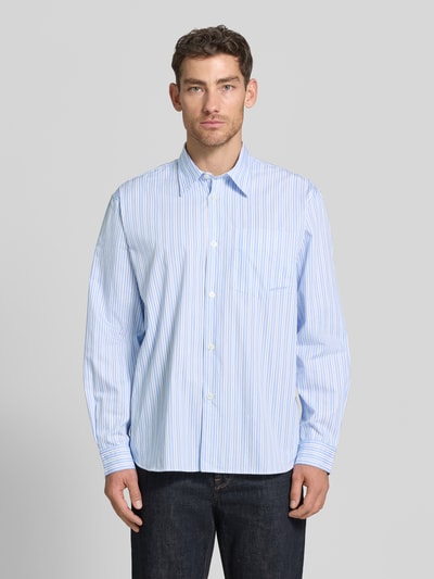 Männermodel trägt Relaxed Fit Freizeithemd aus reiner Baumwolle Modell 'HOTEL AMOUR' von SELECTED HOMME, Optik: Allover-Muster, Ganzkörperansicht von vorne
