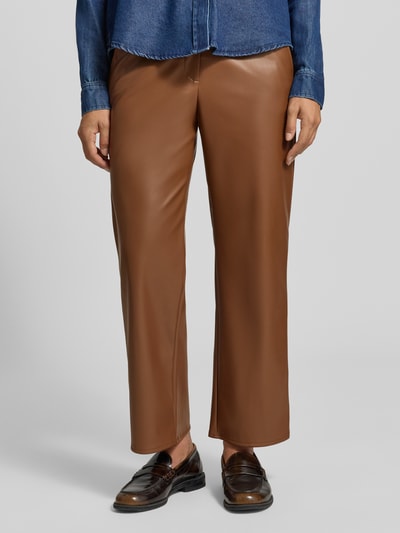 Frauenmodel trägt Flared Fit Stoffhose in Leder-Optik von MORE & MORE, braun, Eingrifftaschen, Knopfverschluss, Nahaufnahme Oberkörper.