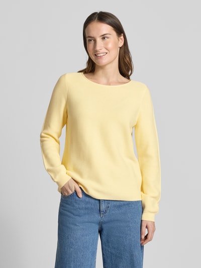Vrouwenmodel draagt Regular Fit Pullover met structuurpatroon van Christian Berg Woman in lichtgeel, ronde hals, puur katoen, elastische mouwboorden, voorkant volledige lichaamsweergave.