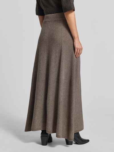 Frauenmodel trägt Wollrock mit Kaschmir-Anteil von Emporio Armani, braun, A-Linie, Maxi, elastischer Bund, Ganzkörperansicht Rückansicht.