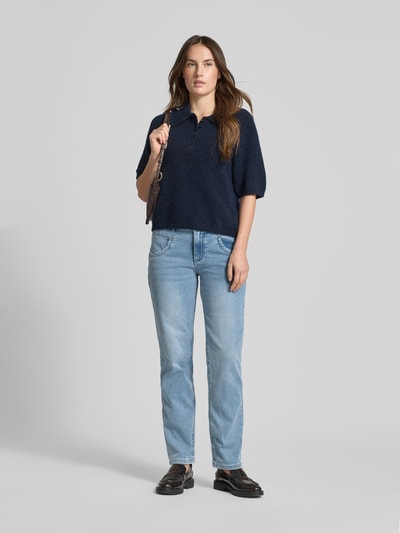 Frauenmodel trägt Straight Fit Jeans mit Viskose-Anteil Modell 'Anna' von Buena Vista, hellblauer Denim, sichtbare Taschen, Ganzkörperansicht von vorne, elastischer Baumwoll-Mix.