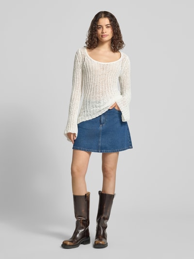 Modelka nosi Regular Fit Pullover in Häkel-Optik Modell 'Fenja' od Topshop, bawełniany mix, półprzezroczysta struktura, przód, ujęcie całej sylwetki.