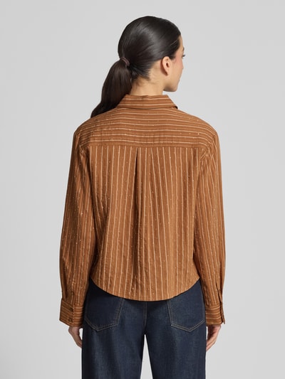 Frauenmodel trägt Hemdbluse mit Strasssteinbesatz Modell 'PUNA' von Mango aus Viskose-Mix in Braun mit feinen Streifen, Regular-Fit, Hemdblusenkragen, Knopfleiste, Brusttasche, Sportmanschetten, leicht abgerundeter Saum, Rückenlänge bei Größe S: 58 cm, Ärmellänge bei Größe S: 59 cm, Ganzkörperansicht Rückansicht.