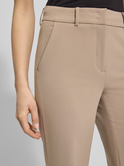 Vrouwenmodel draagt stoffen broek met materiaalmix, recht model, bandplooien, steekzakken, achterzakken, Model 'AMELIE' van Cambio, Nahaufnahme bovenlichaam.