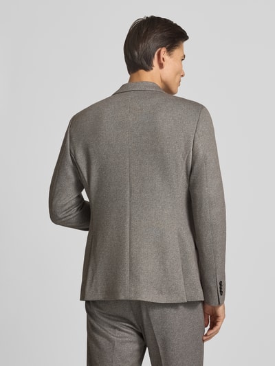 Männermodel trägt Slim Fit Sakko mit Baumwoll-Anteil Modell 'Nick' von Zuitable in Grau, feine Struktur, Ganzkörperansicht Rückansicht. Elastischer Material-Mix, Reverskragen, 2-Knopfleiste, Pattentaschen, Rückenlänge 70 cm, Schulterbreite 45 cm, Ärmellänge 65 cm.