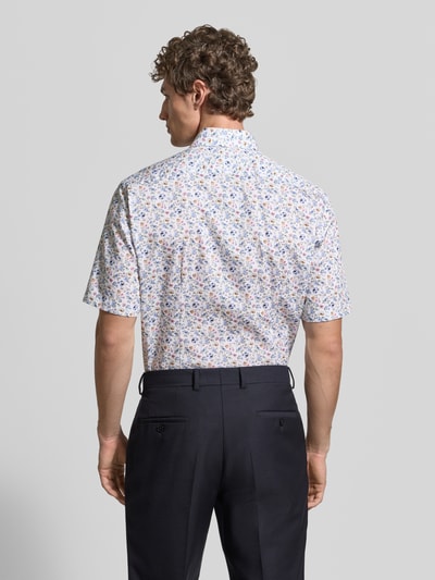 Männermodel trägt Regular Fit Freizeithemd mit Kentkragen von OLYMP, floraler Allover-Print, kurzärmelig, Rückenansicht, Ganzkörperansicht Rückansicht.