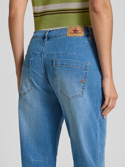 Frauenmodel trägt Barrel Jeans im 5-Pocket-Design von Buena Vista in hellem Blau, Baumwoll-Mix mit Viskose-Anteil, Nahaufnahme Rückansicht.