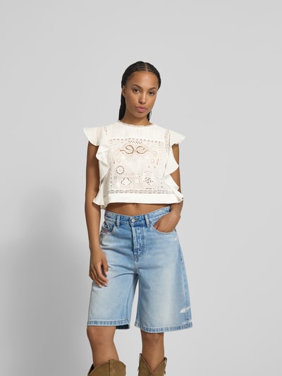 Frauenmodel trägt Crop Top mit Spitzen-Anteil von Self-Portrait in Creme mit Struktur-Muster, kombiniert mit Jeans-Shorts, Ganzkörperansicht von vorne.