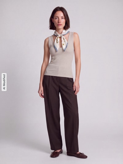 Vrouwenmodel draagt Slim Fit Top uit katoenmix van GAP in beige op donkere broek, zachte textuur, Ganzichaansicht van voren, KI-gemodificeerd beeld.