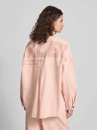 Frauenmodel trägt Oversized Hemdjacke mit Brusttaschen von Karo Kauer, reine Baumwolle in Rosa, lockerer Schnitt, Rückansicht, Ganzkörperansicht
