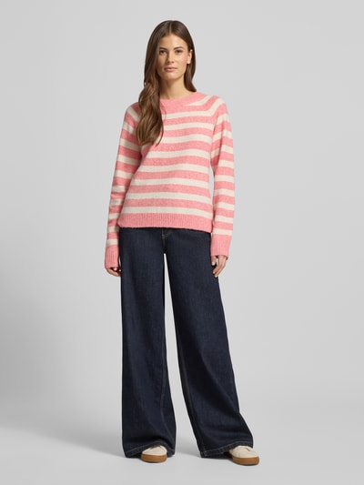 Frauenmodel trägt Regular Fit Strickpullover mit Crew Neck Modell 'DOFFY' von Vero Moda, unifarben, gestrickte Textur, Ganzkörperansicht von vorne.