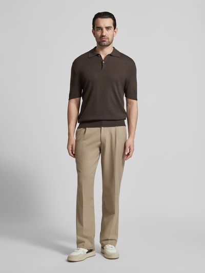 Männermodel trägt Slim Fit Poloshirt mit kasjmier-aandeel van FTC Cashmere in bruin, katoenmix, polokraag, knoopsluiting, 1/2-mouwen, herenshirt, ruglengte 68 cm bij maat 50, Ganzkörperansicht van voren.