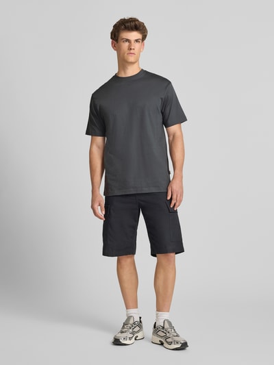 Männermodel trägt Herren T-Shirt Relaxed Fit T-Shirt aus reiner Baumwolle Modell 'FRED LIFE' von Only & Sons, Optik: Unifarben, Ganzkörperansicht von vorne.