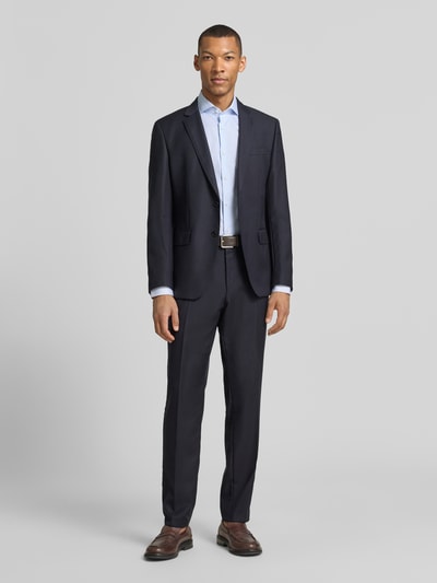 Männermodel trägt Slim Fit Businesshemd mit extra langem Arm Modell 'H-HANK-SP-C1' von Olymp, Optik: Allover-Muster, Ganzkörperansicht von vorne.