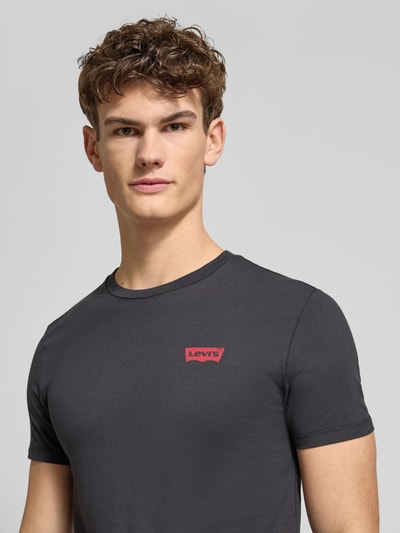 Männermodel trägt T-Shirt mit Label-Print im 2er-Pack von Levi's®, schwarze Baumwolle, Regular Fit, Nahaufnahme Oberkörper