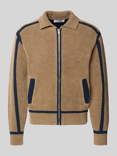 Produktfoto, Regular Fit Strickjacke aus Baumwoll-Mix von Marc O'Polo Denim in Two-Tone-Optik mit Reißverschluss, Stehkragen, Label-Patch, geripptem Ärmel- und Rumpfabschluss, seitlichen Eingrifftaschen, Materialverarbeitung Strick, Farbe Beige mit blauen Akzenten.