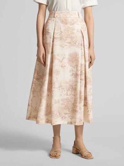 Vrouwenmodel draagt midirok in all-over look van SEDUCTIVE, model 'PALMIRA', A-lijn met plooien, bandwijdte maat 36: 39 cm, totale lengte 88 cm, kleuren beige en lichtbruin, textuur glad, detailopname onderlichaam.