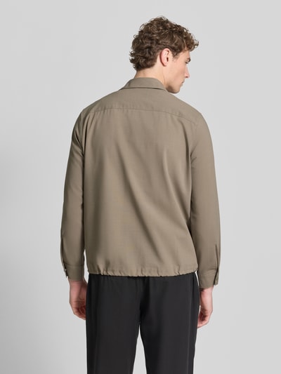 Männermodel trägt Regular Fit Overshirt mit Baumwoll-Anteil - Marc O'Polo × DFB Travel Collection in Beige, Webware, Rückenansicht.