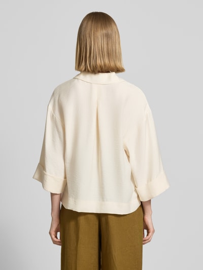 Vrouwenmodel draagt blouse met borstzak en V-hals model 'Felmara' van OPUS, modalmix, loose fit, platte kraag, ruglengte 57 cm, 3/4-mouwen met omslag, verlengde rug, ganzkörperansicht rugaanzicht.