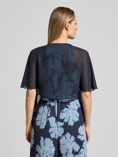 Vrouwenmodel draagt Bolero met open voorkant van Christian Berg Cocktail, marineblauw, chiffon, losse fit, semitransparant, kort, achterkant volledig zicht.