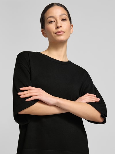 Vrouwenmodel draagt gebreid shirt van viscosemix model 'Conny' van FREE/QUENT, relaxed fit, ronde hals, nahaufnahme bovenlichaam.