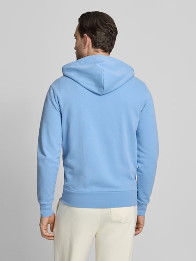 Männermodel trägt Regular Fit Sweatjacke aus reiner Baumwolle von Polo Ralph Lauren, Optik: Unifarben, Sweat, Ganzkörperansicht Rückansicht.