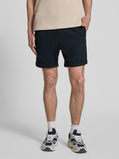 Männermodel trägt Regular Fit Shorts mit Viskose-Anteil Modell 'NEWKODYL' von Only & Sons, Melange-Optik, Nadelstreifen-Muster, Eingrifftaschen, Ganzkörperansicht von vorne.