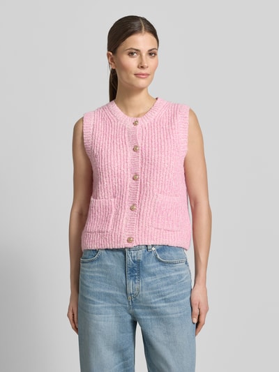 Frauenmodel trägt Strickweste Melange Effekt mit Schmuckknopf von Christian Berg Woman in Rosa mit gerippten Abschlüssen, Regular Fit, Rundhalsausschnitt, Knopfleiste und Eingrifftaschen, Baumwoll-Mix, Ganzkörperansicht von vorne.