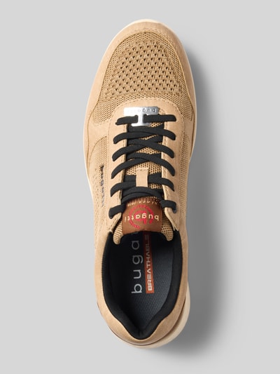 Produktfoto, Sneaker mit Logo-Detail Modell 'Victory' von bugatti, beżowe odcienie, zaokrąglony krój, lekko profilowana podeszwa, wysokość obcasa 3 cm, wysokość cholewki 7 cm, szerokość w rozmiarze 44: 10 cm, teksturowana powierzchnia, widok z góry