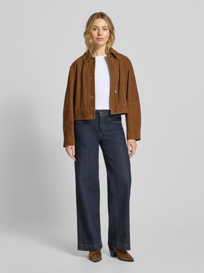 Vrouwenmodel draagt Cropped T-shirt met geribde ronde hals van Scotch & Soda in wit, mix van katoen en elastaan, slim fit, korte look, ruglengte bij maat S 46 cm, volledige lichaamsvooraanzicht.