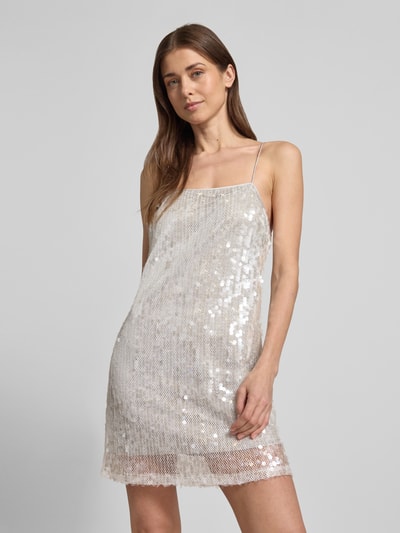 Frauenmodel trägt Mini-Trägerkleid mit Paillettenbesatz - curated by Vicky Heiler von SIC, silberfarben, gerader Schnitt, Spaghettiträger, Ganzkörperansicht von vorne.