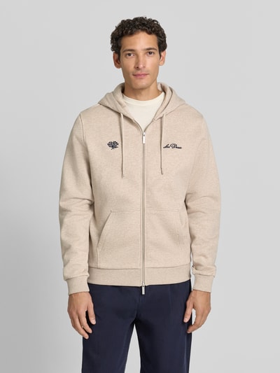 Männermodel trägt Regular Fit Sweatjacke aus reiner Baumwolle mit Logo-Stickerei von Les Deux, beige, Kängurutasche, Vorderansicht.