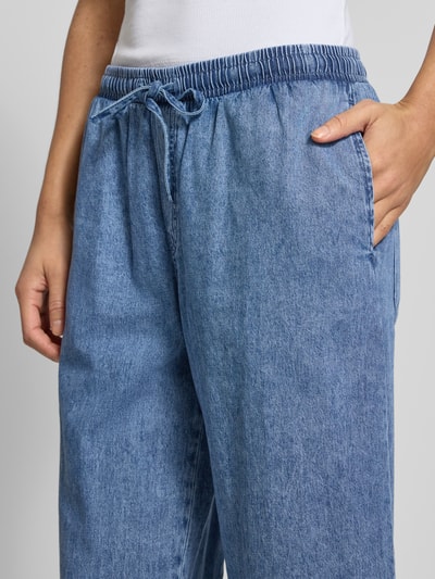 Frauenmodel trägt Wide Fit Jeans mit elastischem Bund Modell 'Enza' von Noisy May aus reiner Baumwolle, Nahaufnahme Oberkörper.