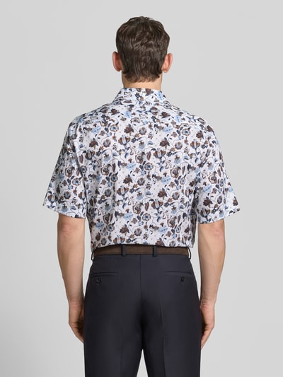 Männermodel trägt Comfort Fit Business-Hemd aus Baumwolle mit Kentkragen von ETERNA, Allover-Look, Rückenlänge 81 cm, Ganzkörperansicht Rückansicht.