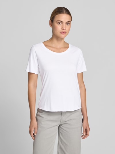 Frauenmodel trägt T-Shirt mit Rundhalsausschnitt von Juvia aus Baumwoll-Mix, taillierter Schnitt, weiß, Used-Look, Rückenlänge 59 cm, Ganzkörperansicht von vorne.