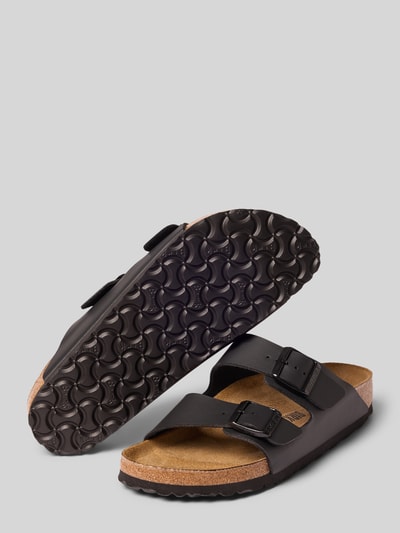 Produktfoto, Hausschuhe in Leder-Optik Modell 'Arizona' von Birkenstock, braune Farbe, offene Ferse, strukturierte Sohle, abgerundete Passform, Absatzhöhe 3 cm Größe 40