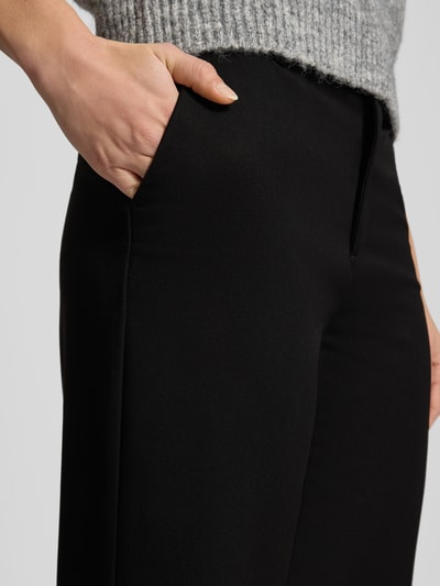 Kobieta nosi Slim Fit Weite Hose mit Viskose-Anteil Modell 'HATTIE-LANA' od Only, czarne, krój slim fit, zbliżenie na biodra.